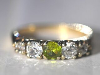 アールヌーヴォー約0.45CTデマントイドガーネット(ホーステール)と約1CTオールドマインカットダイヤ一文字リング　(鑑定書付)【ra135】